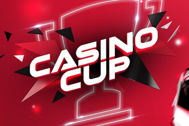 CASINO CUP Auf einem roten Hintergrund mit geometrischen Formen ist der fettgedruckte weiße Text „CASINO CUP“ vor dem Umriss einer Trophäe zu sehen.