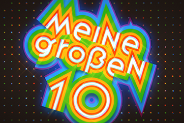 Meine großen 10<br/>
ORF Der farbenfrohe Text im Retro-Stil lautet „Meine großen 10“ in fetten, überlappenden Buchstaben mit neongrünen, gelben, orangefarbenen und blauen Umrissen vor einem dunklen Hintergrund mit kleinen gepunkteten Lichtern.